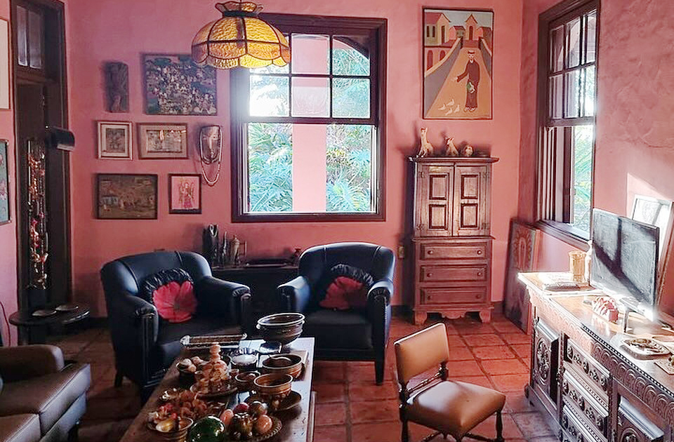 Casa de Hilda Hilst (Campinas, SP): A Casa do Sol, onde Hilda Hilst viveu e escreveu durante 40 anos, é hoje um espaço de preservação literária e residência artística. O local mantém o escritório da autora intacto, com livros, manuscritos e objetos que revelam sua busca pelo transcendental e pela experimentação literária.