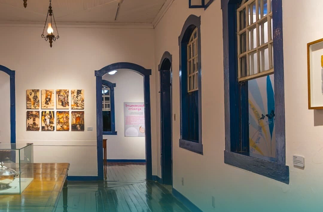 Casa de Carlos Drummond de Andrade (Itabira, MG): A casa onde Drummond passou sua infância e adolescência é hoje um centro de memória que celebra sua poesia universal. O espaço exibe fotos, objetos pessoais e conta a vida do autor na exibição Menino Antigo, Poeta Moderno, além de promover saraus e oficinas literárias.

