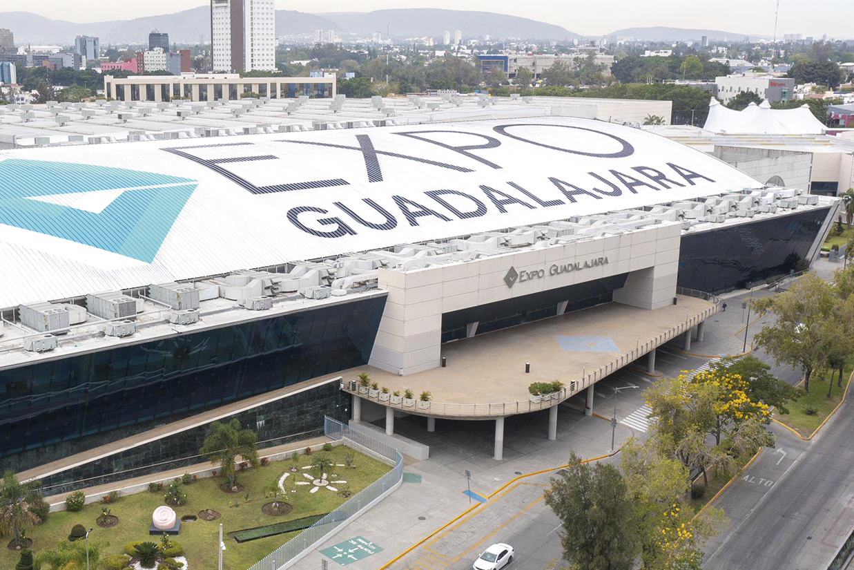 Nos últimos anos, Guadalajara tem se destacado também no turismo de negócios, com a realização de grandes feiras, congressos e eventos internacionais. Essas atividades movimentam a economia local e atraem visitantes do mundo todo, reforçando o papel da cidade como centro estratégico no México.