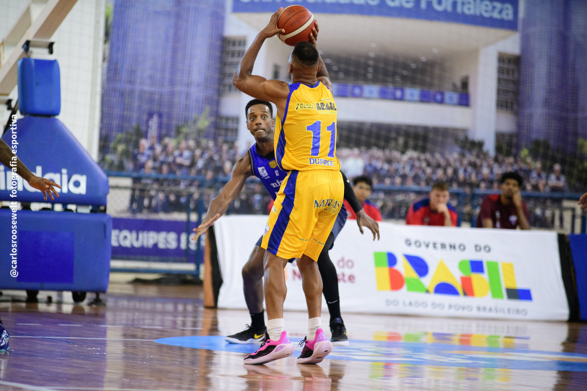 Dupree (camisa 11), do Fortaleza Basquete Cearense, tenta arremesso no jogo contra o KTO/Minas, no ginásio da Unifor (Foto: Carlos Roosewelt / FBC)