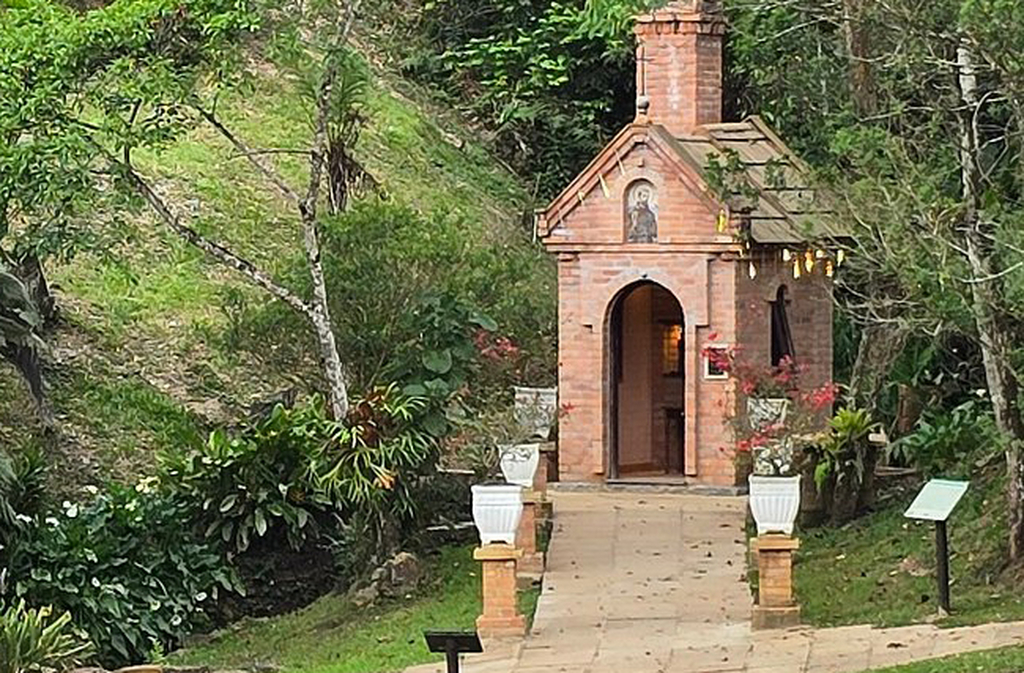 A escolha do terreno teve significado espiritual, com árvores que simbolizam paz, sabedoria e vida. A construção ocorreu ao lado de uma figueira e oliveiras. 