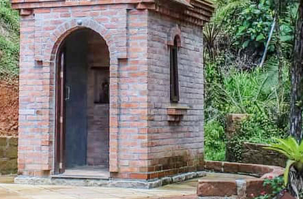  A construção usou materiais simples e sustentáveis, como pedra, madeira, cerâmica e vidro. Ele refletiu a humildade de São Francisco e a rusticidade da região.