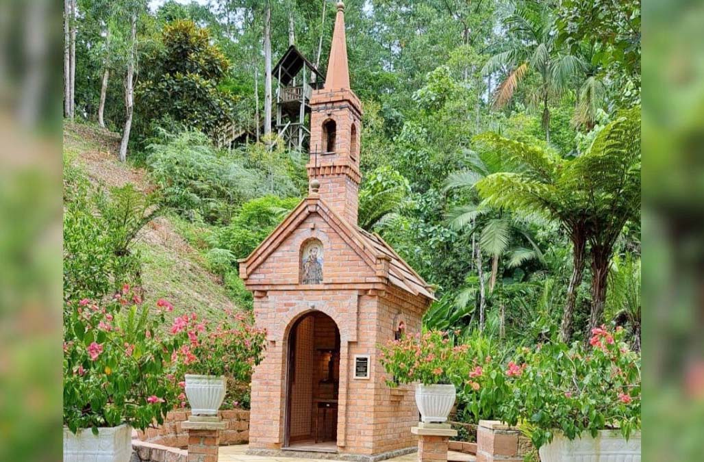A capela, com sua arquitetura singular e riqueza artística em apenas 4 metros quadrados, tornou-se referência em projetos educativos voltados à arte sacra e à preservação cultural. Sua originalidade inspira artistas, estudantes e pesquisadores, mostrando como espaços pequenos podem abrigar grandes ideias.