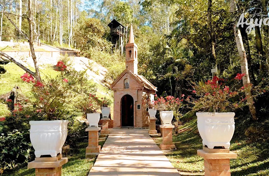 Reconhecida como a menor igreja da América Latina, a Capela São Francisco de Assis tem apenas quatro metros quadrados e encanta pela arte sacra e espiritualidade que abriga.