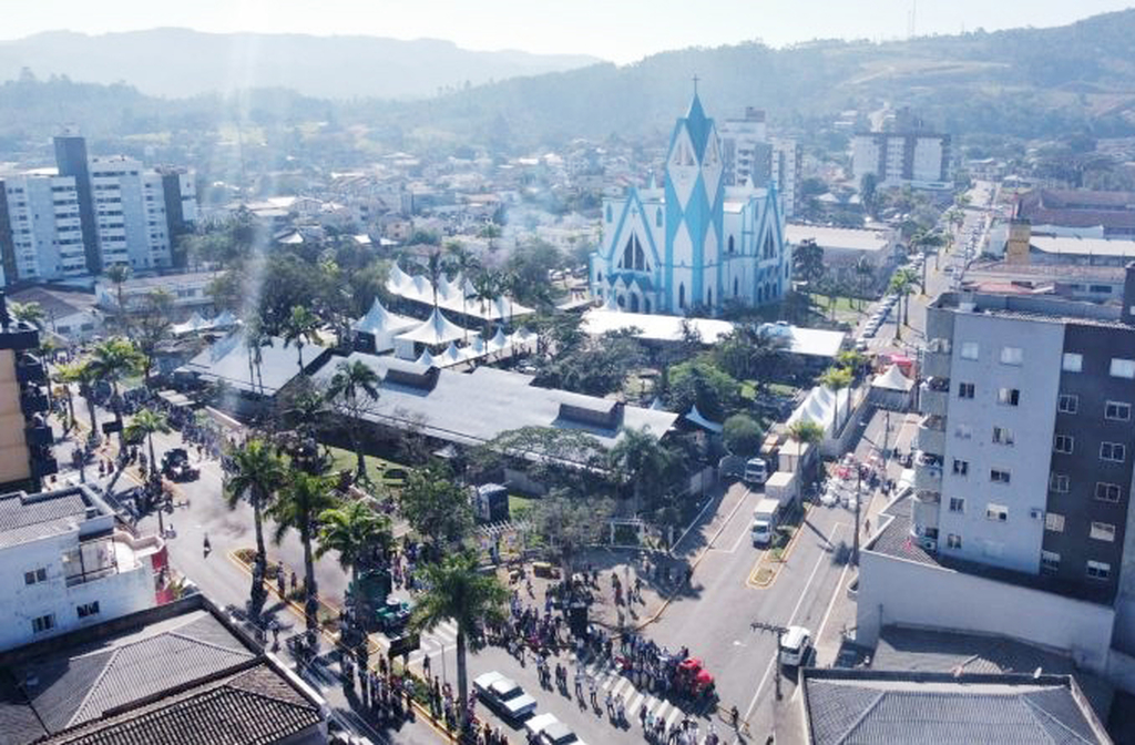 Situada no bairro São Pedro, às margens da Rodovia Municipal Agostinho Tomasi, a capela está inserida em um espaço de preservação ambiental e contemplação espiritual.

