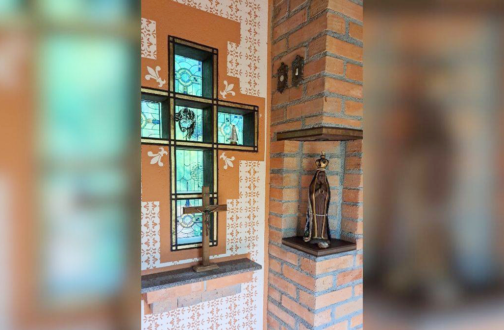 O interior da capela é decorado com desenhos à tinta delicados e expressivos da artista Caturra, que retratam a fé e a simplicidade de São Francisco de Assis.