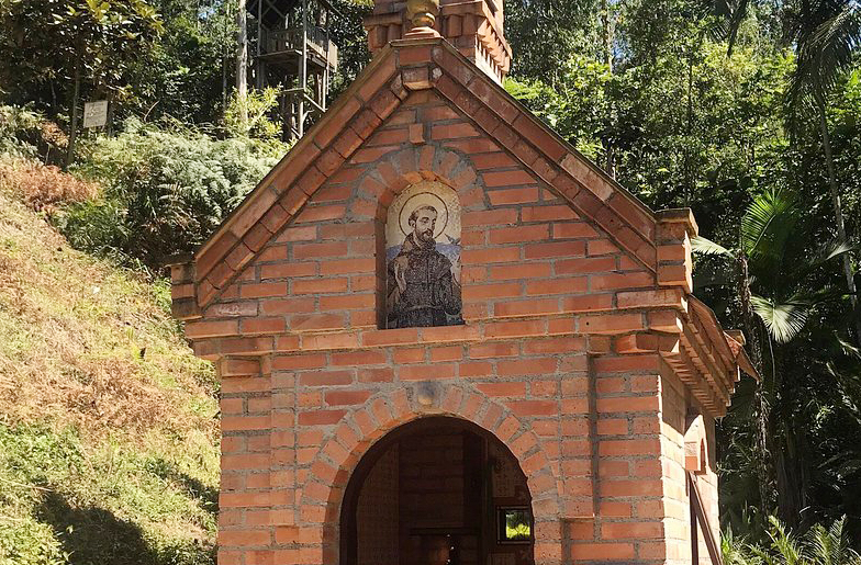  Já na parte externa, um mosaico colorido e simbólico, criado por Sérgio Honorato, dá identidade visual e convida à contemplação.
