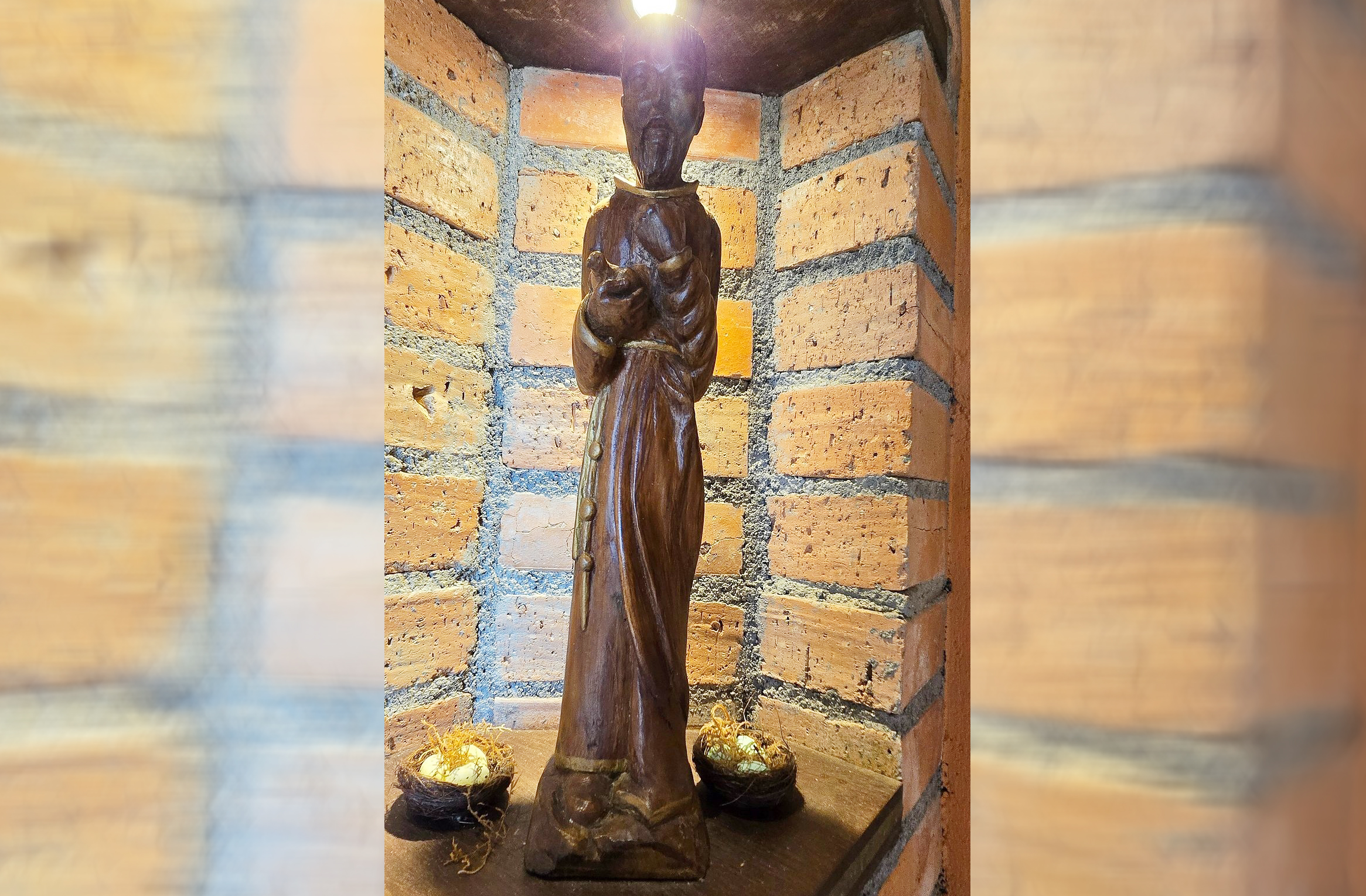 Além disso, duas esculturas do artista Galante, de Criciúma, complementam o espaço interno, trazendo profundidade espiritual e beleza artística ao pequeno templo.