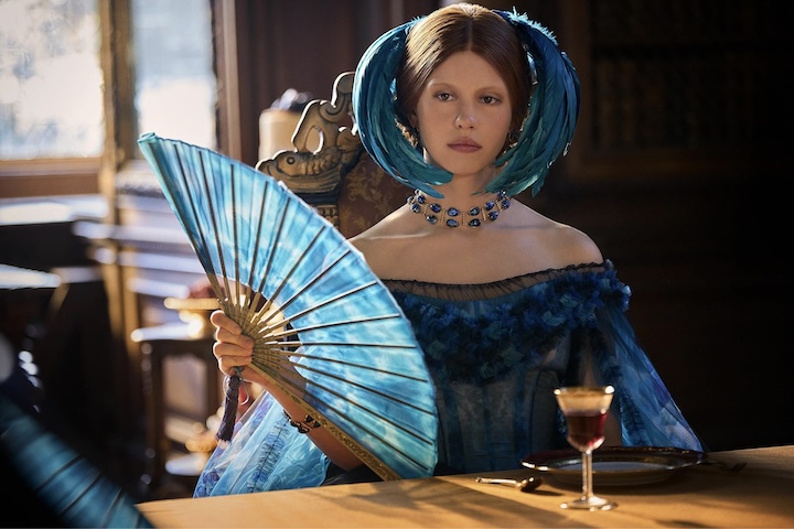 Além dos dois, o elenco ainda com com as presenças de Christoph Waltz, Mia Goth e Charles Dance. 