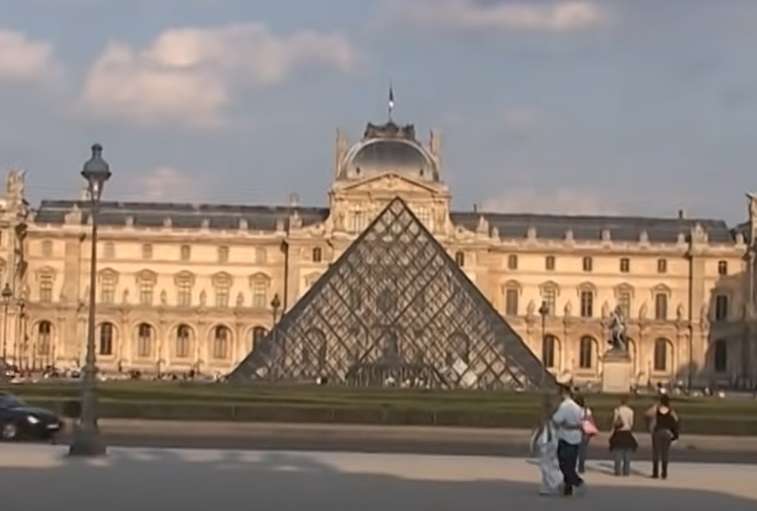 Museu do Louvre — localizado em Paris, é o mais visitado do mundo e abriga mais de 38 mil obras, de antiguidades a arte moderna. Para ver tudo, seriam necessários mais de 30 dias, segundo o próprio Louvre Museum, que exibe ícones como a Monalisa e a Vênus de Milo.