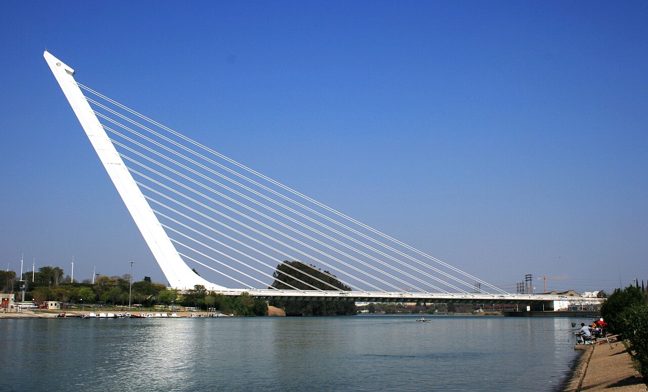 Ponte Alamillo, em Sevilha, na Espanha - Construída para a Expo 92, é uma ponte estaiada com um pilar inclinado que liga as margens do rio Guadalquivir.

