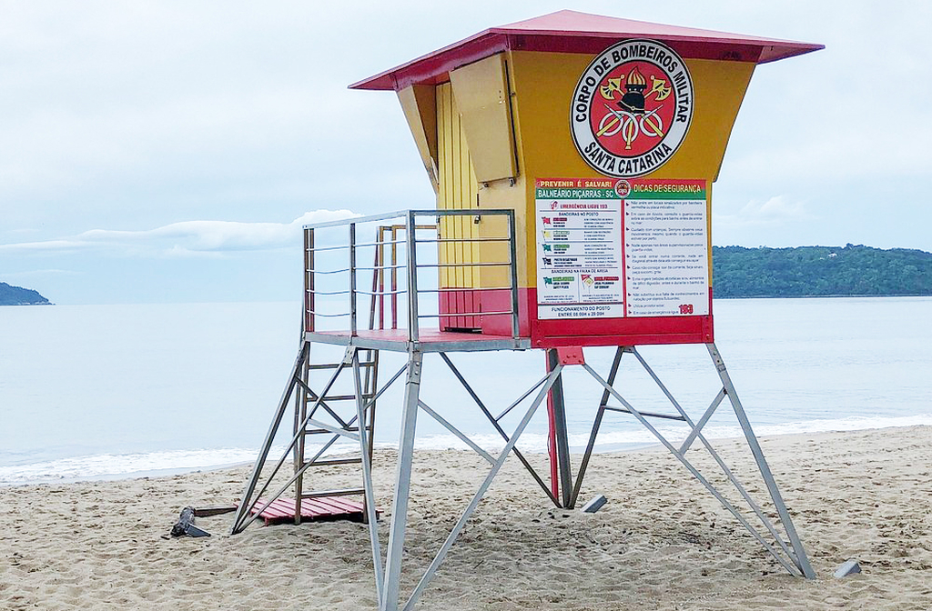 As praias contam com postos de guarda-vidas, sinalização adequada, rampas de acesso e estrutura para pessoas com deficiência, promovendo inclusão.