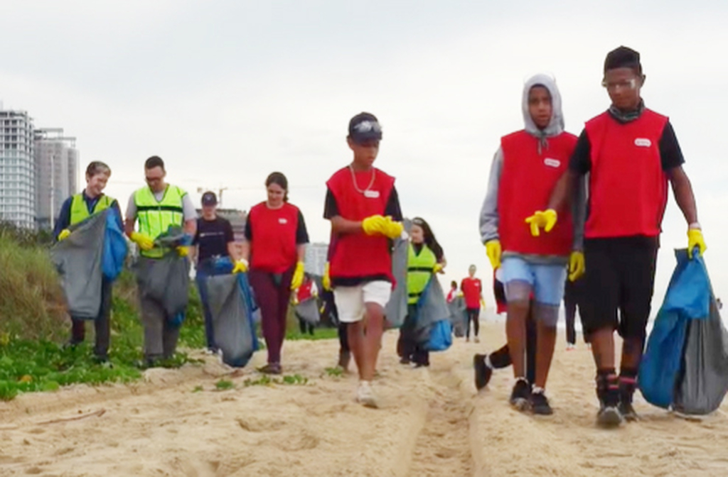A orla é mantida com rigor, com equipes dedicadas à limpeza diária, controle de resíduos e manutenção de equipamentos públicos.