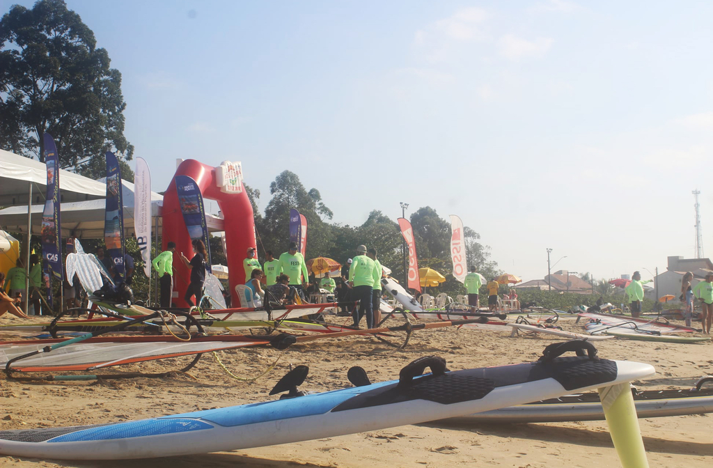 As praias oferecem opções para surfe, stand-up paddle, caminhadas e eventos esportivos, sempre respeitando os limites ecológicos.