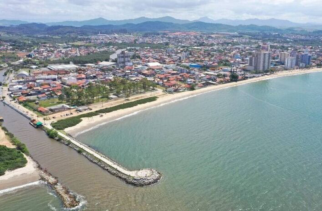 Considerado o Oscar das Praias, o selo é concedido a praias, marinas e embarcações que atendem a 38 critérios rigorosos, como qualidade da água, gestão ambiental, segurança e responsabilidade social.