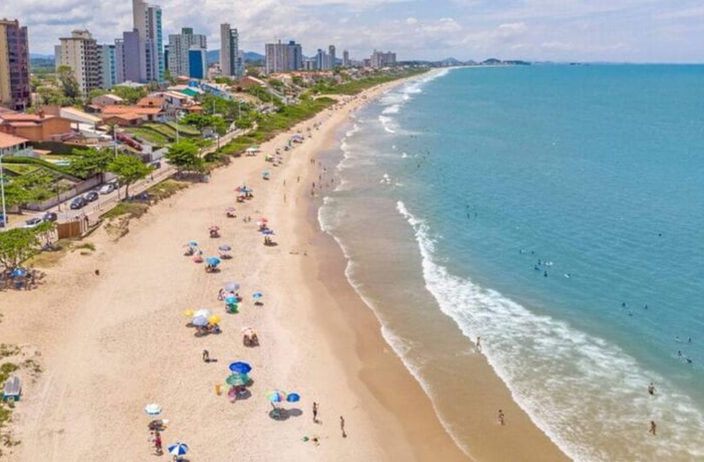 Com apenas 6,7 quilômetros de extensão, Balneário Piçarras conseguiu certificar toda sua orla — um feito raro e admirável, que reforça o compromisso da cidade com a preservação ambiental. 