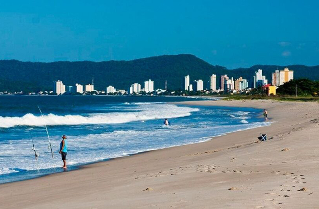 Localizada entre a Rua Carolina Wiliam Cunha e a Rua Canto do Sol, a Praia da Ponta do Jacques é conhecida por suas águas limpas e tranquilas, ideais para famílias e banhistas exigentes.