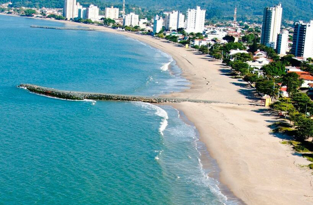 Entre a Rua Canto do Sol e a Avenida Getúlio Vargas, a faixa litorânea da Praia de Piçarras combina beleza natural com infraestrutura turística, sendo uma das mais visitadas da cidade.