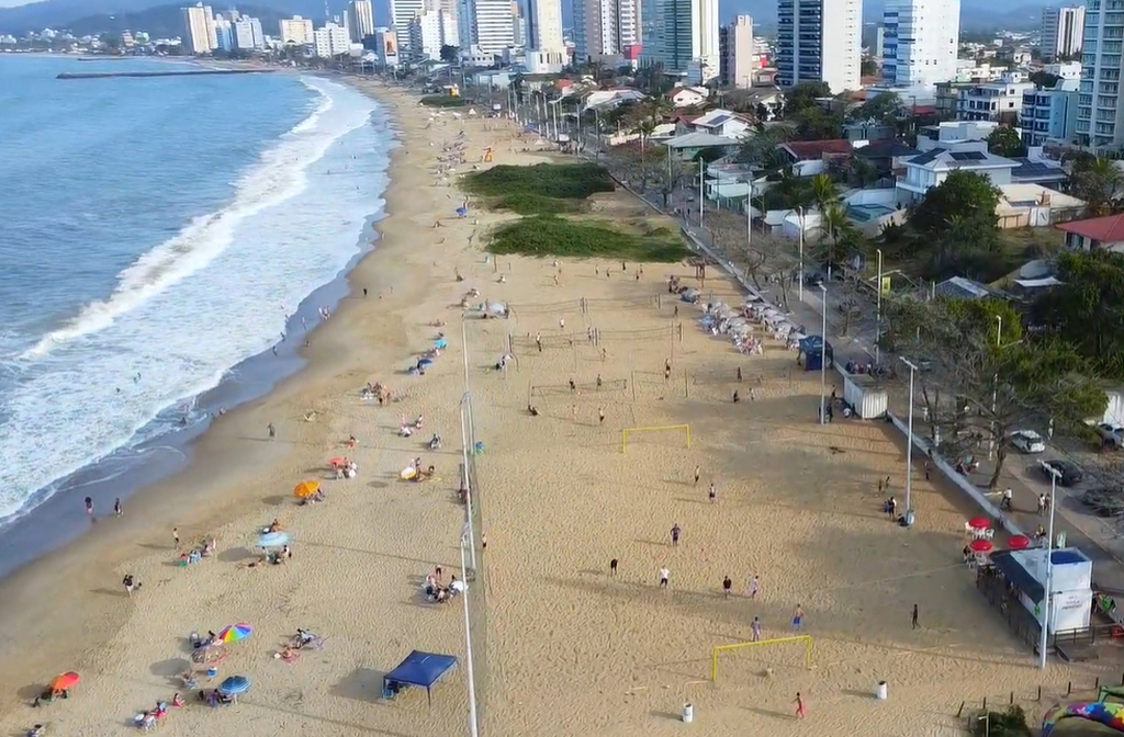 Situada entre a Avenida Getúlio Vargas e a Rua Alexandre Guilherme Figueredo, a Praia Central é o coração da cidade, com calçadão, quiosques e atividades culturais.