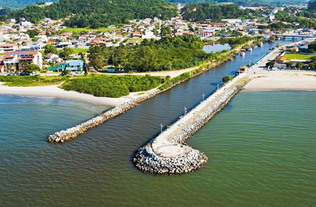 Entre a Rua Alexandre Guilherme Figueredo e o Rio Piçarras, a Praia da Barra do Rio Piçarras encanta pela paisagem fluvial e marinha, sendo ponto de encontro de pescadores e turistas.