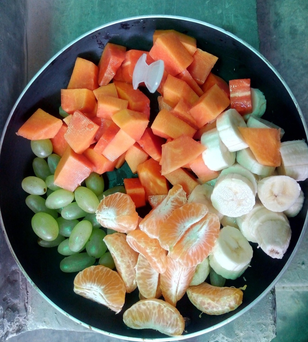 Também é essencial para a formação do colágeno, proteína fundamental para a elasticidade da pele, cicatrização de feridas e firmeza dos tecidos.