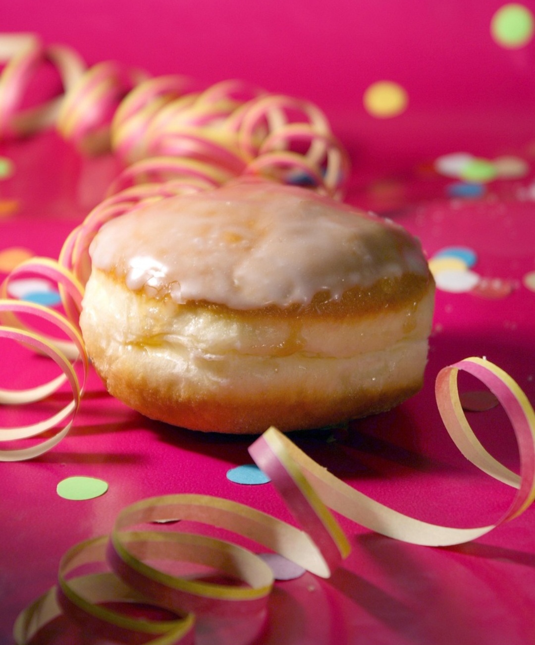 Feito essa fritura,, alguns donuts vão para temperaturas baixas para serem conservados e levados às lojas, outros, depois de esfriarem um pouco, recebem os confeitos.
