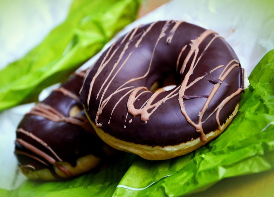 Eram bolas de massa frita, muitas vezes recheadas com frutas e nozes, que não cozinhavam completamente no centro, o que resultava em um miolo cru.