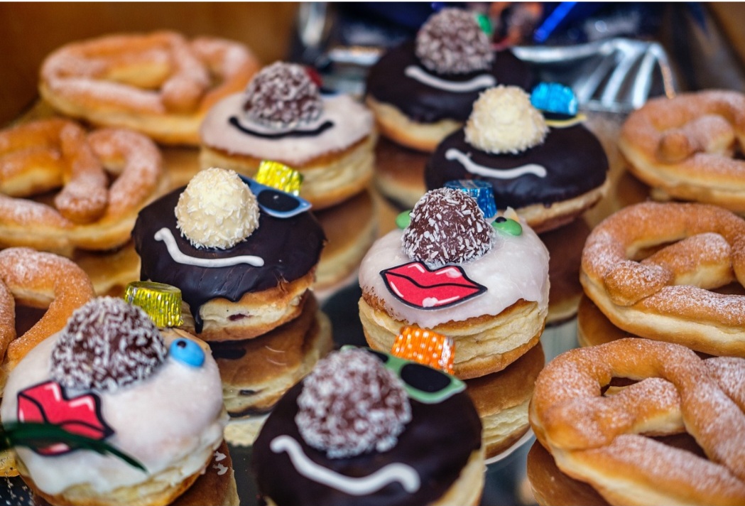 A Primeira Guerra Mundial foi um marco na popularização dos donuts. Afinal, voluntárias do Exército da Salvação, as famosas Donut Lassies, serviam o doce aos soldados na linha de frente, o que aumentou muito a fama da guloseima. 