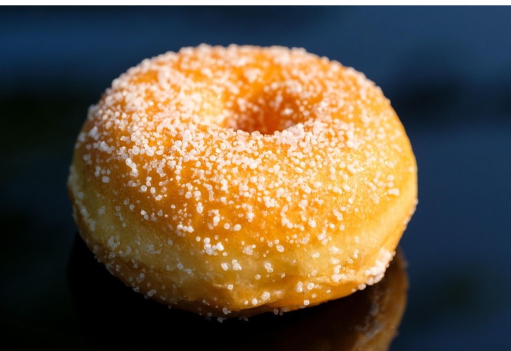 A partir disso, o donut ganhou fama mundial, diversificando-se em sabores, recheios e formatos, e se tornou um ícone da culinária americana. 