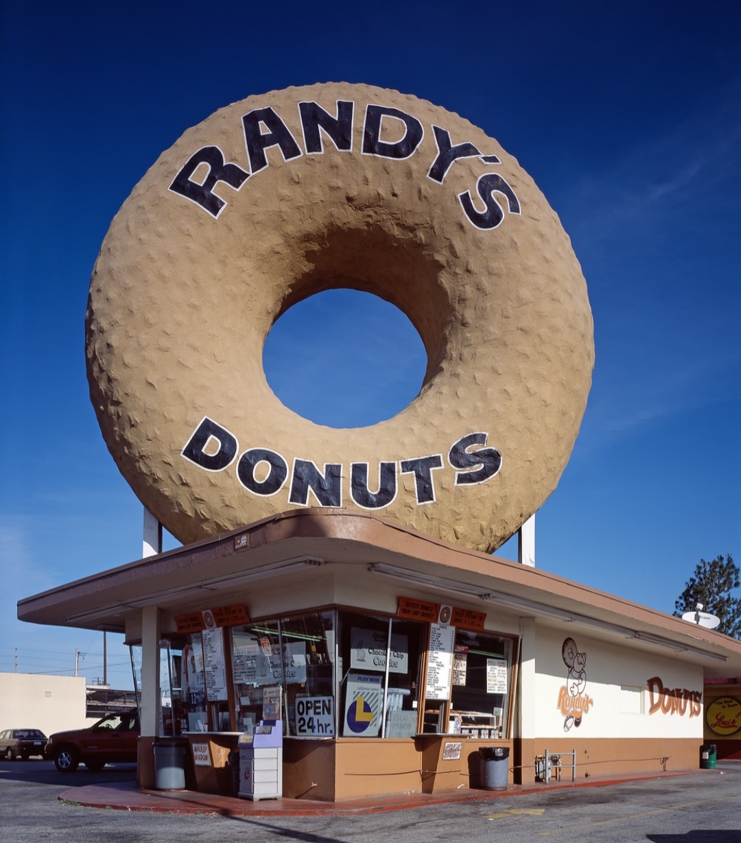 Em 1948, William Rosenberg abriu a primeira loja de donuts, a Open Kettle, em Massachusetts, voltada para trabalhadores. Mais tarde, rebatizou a loja para Dunkin' Donuts, transformando-a numa grande rede. 