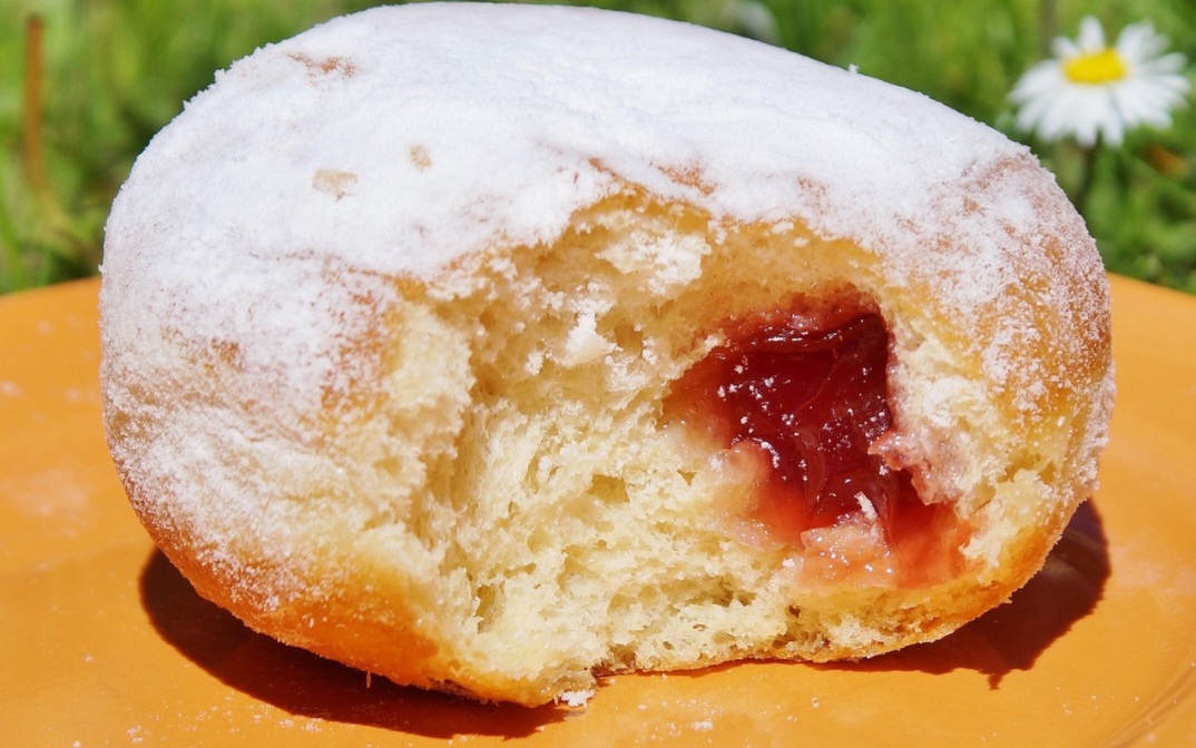 Esse doce também possui uma variedade de recheios, com geleias de fruta, cremes, doce de leite, e a famosa Nutella. Além disso, apresenta diversas coberturas, como glacês, chocolate, açúcar, mirtilo e caramelo.