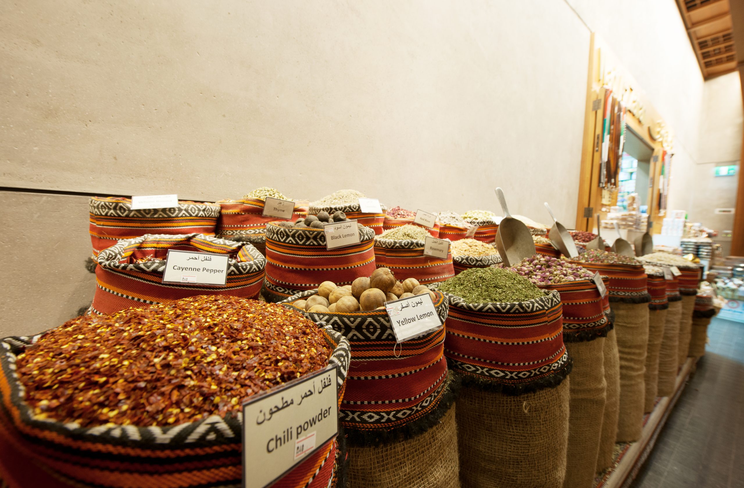 Souk Al-Ain – Abu Dhabi, Emirados Árabes: Mistura tradição e modernidade, com lojas de ouro, tecidos e cafés em ambiente climatizado.