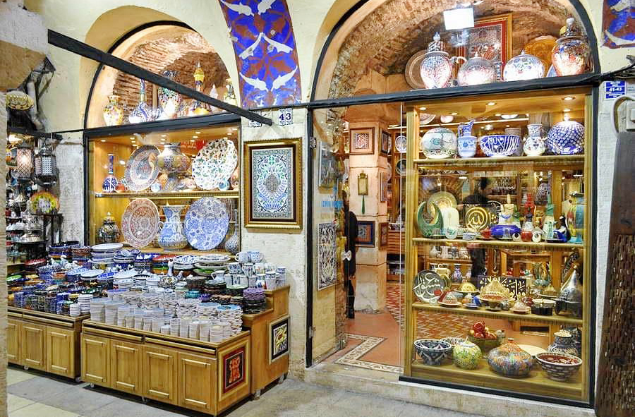 Dos aromas exóticos às cores vibrantes, os souks revelam a alma de cada destino. Que essa jornada inspire sua próxima viagem — ou ao menos desperte ainda mais sua curiosidade pelo mundo árabe.