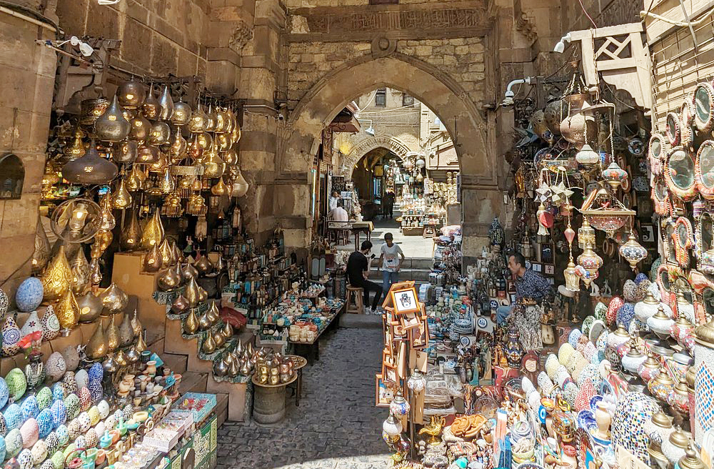 Khan el-Khalili – Cairo, Egito: Fundado no século 14, é um dos souks mais antigos do mundo, famoso por suas joias, especiarias e cafés históricos.