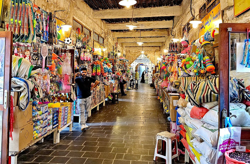 Souq Waqif – Doha, Catar: Restaurado para preservar sua arquitetura tradicional, oferece especiarias, tecidos, falcões e cafés em um ambiente animado.