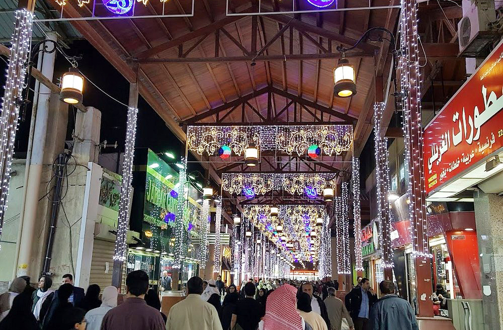 Souk Al-Mubarakiya – Kuwait City, Kuwait: Um dos mais antigos do país, mistura tradição e modernidade com lojas de perfumes, roupas e cafés locais.