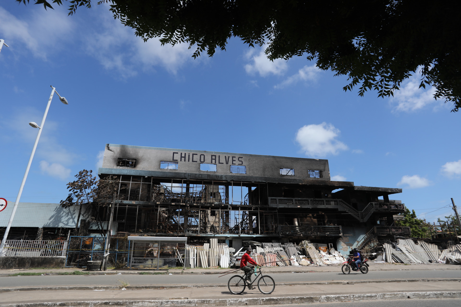 Combate ao inc&ecirc;ndio na sucata Chico Alves chega ao 4&ordm; dia  (Foto: F&Aacute;BIO LIMA)