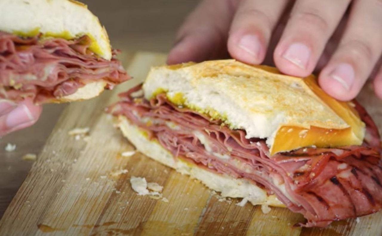 Mortadela — com mais de dois mil anos de história, é um legado culinário da cidade italiana de Bolonha. Registros do Museu Arqueológico de Bolonha mostram que o embutido já era feito no Império Romano a partir de carne suína triturada e temperada.