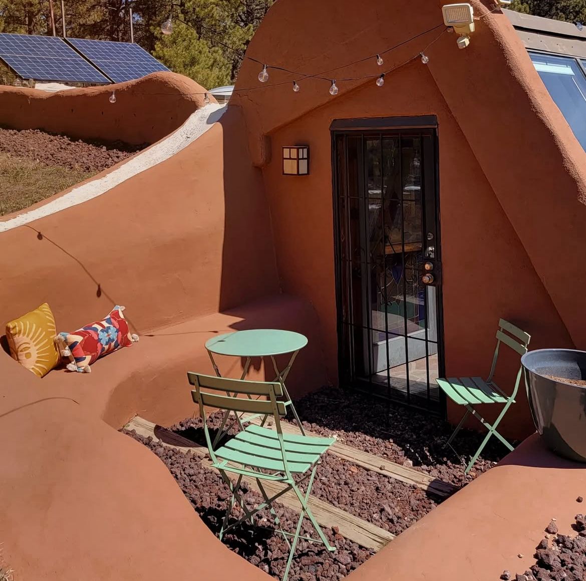 Criada pela artista e designer Arianna Danielson, a residência segue os princípios das chamadas Earthships, sendo construída com barro e materiais naturais.