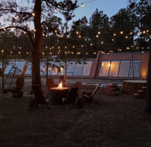 Pessoas que alugaram a casa pelo Airbnb já realizaram aniversários e até casamentos no local.