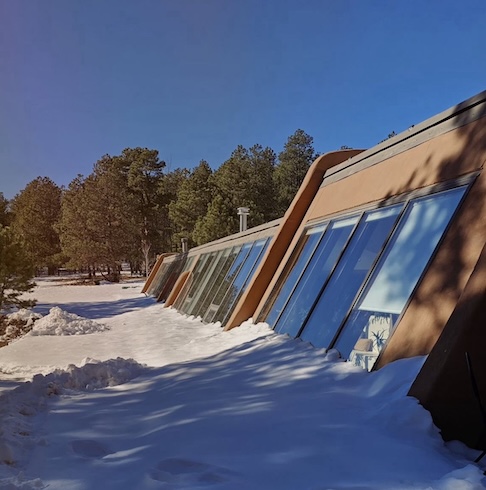 A designer afirma que muitas pessoas descobriram o conceito de Earthship através de suas publicações.