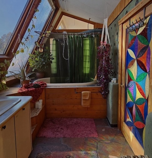 Segundo Arianna, a decoração valoriza o reaproveitamento e o trabalho manual, refletindo os valores da terra e da simplicidade.