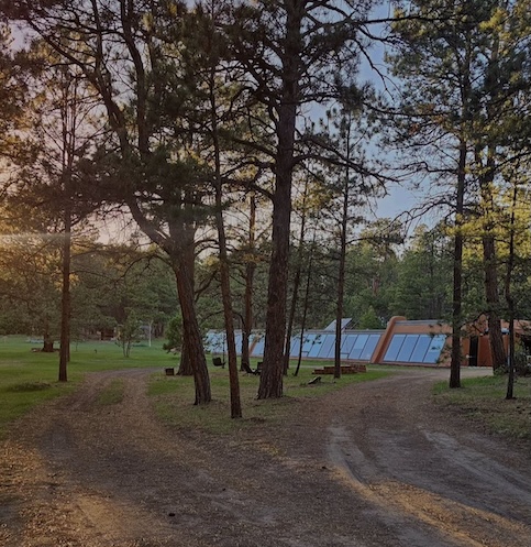 Atualmente, a casa também está disponível para ser alugada pelo Airbnb, atraindo visitantes interessados em experiências ecológicas e autossuficientes.