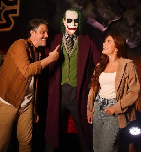 Cenários temáticos recriam ambientes, permitindo fotos e interações com as celebridades e ídolos, proporcionando diversão e aprendizado com fatos curiosos.