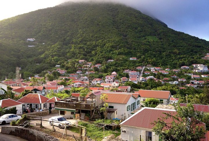 Saba Ã© uma pequena ilha vulcÃ¢nica situada no nordeste do Caribe com cerca de 13 kmÂ² e aproximadamente 2 mil habitantes. 