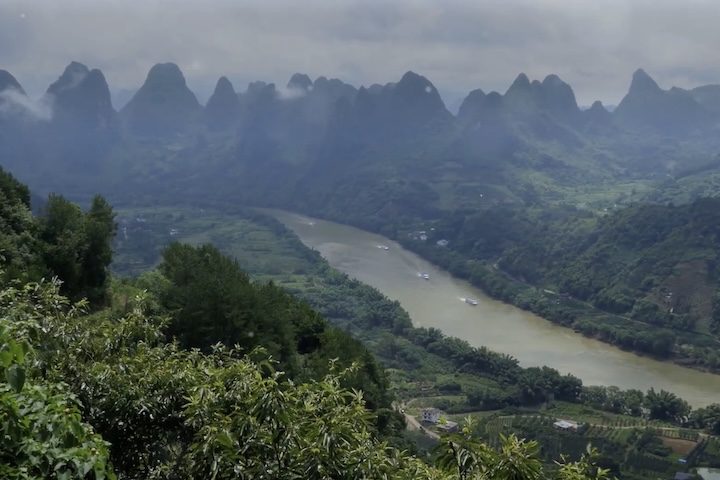 O condado de Wuxi, onde fica a Rodovia Lingpaishi, é conhecido por sua topografia montanhosa extrema e por fazer fronteira com as províncias de Shaanxi e Hubei.