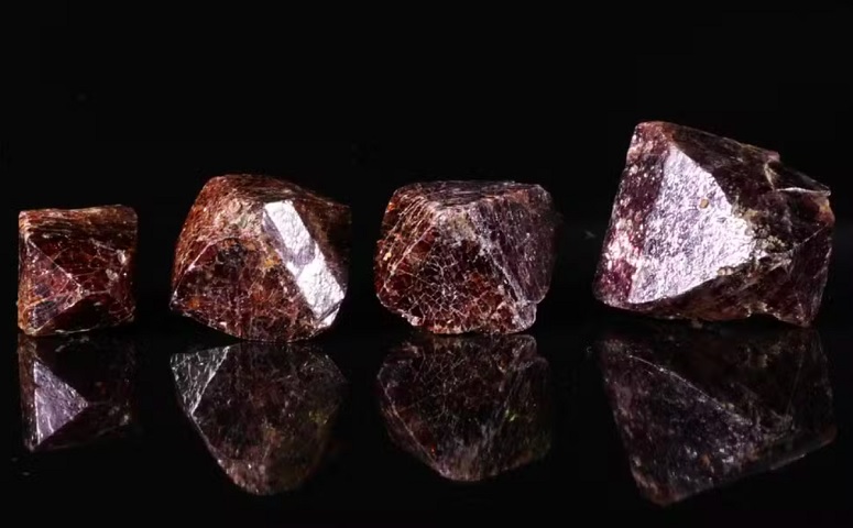 Foram encontrados minerais deformados, como o zircão, o que confirmou a origem da cratera.