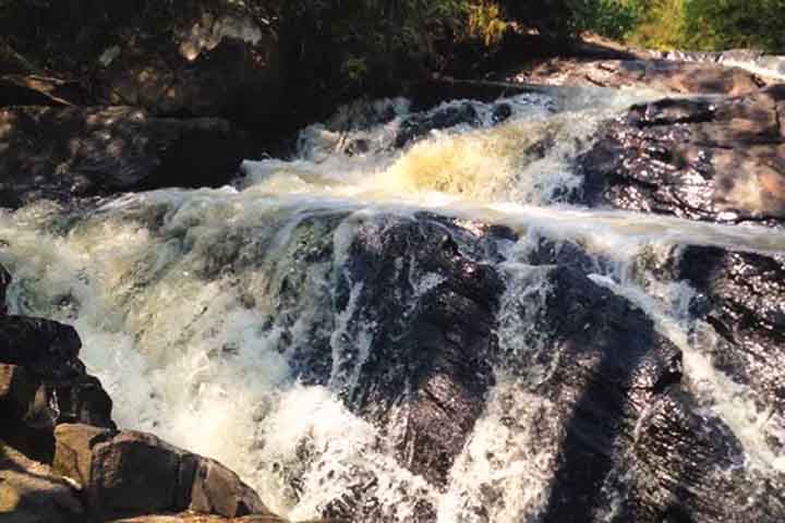 Responsável por cerca de 40% da água mineral consumida no Brasil, essa pequena estância do Circuito das Águas Paulista ganhou o título de Capital Nacional da Água Mineral e carrega esse posto com orgulho.