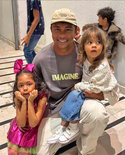 Ele é pai de duas filhas: Akasha, fruto de sua relação com a modelo Natasha Hoffemann, e Hanna, de uma relação passada com a influenciadora Renata Gutierrez. 
