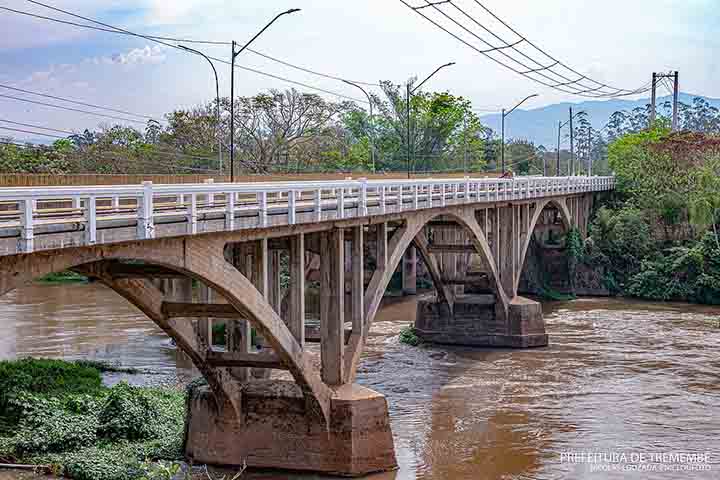 Apesar de seu destaque atualmente ligado à série e à penitenciária, Tremembé, banhada pelo rio Paraíba do Sul, é muito mais que isso. Trata-se de uma cidade com tradição religiosa, belas paisagens, patrimônio histórico e oportunidades para o turismo interiorano. 
